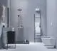 Badezimmer mit grauen Wänden und Boden. Ideal Standard Waschtischarmatur in Rose und schwarze Handtuchhalter. Dusche mit rosa Armaturen und schlichten Sanitäranlagen.